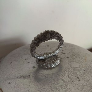 Centro de Mesa Metálico con Tapa y Patas Decoradas - imagen 5