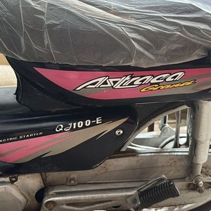 Moto QJE Astraca Grand 100cc Funcional con Detalles - imagen 3