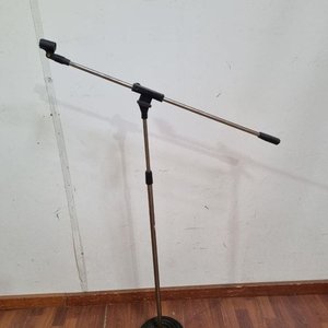 Soporte de Pie para Micrófono con Base Circular y Altura Regulable - imagen 2