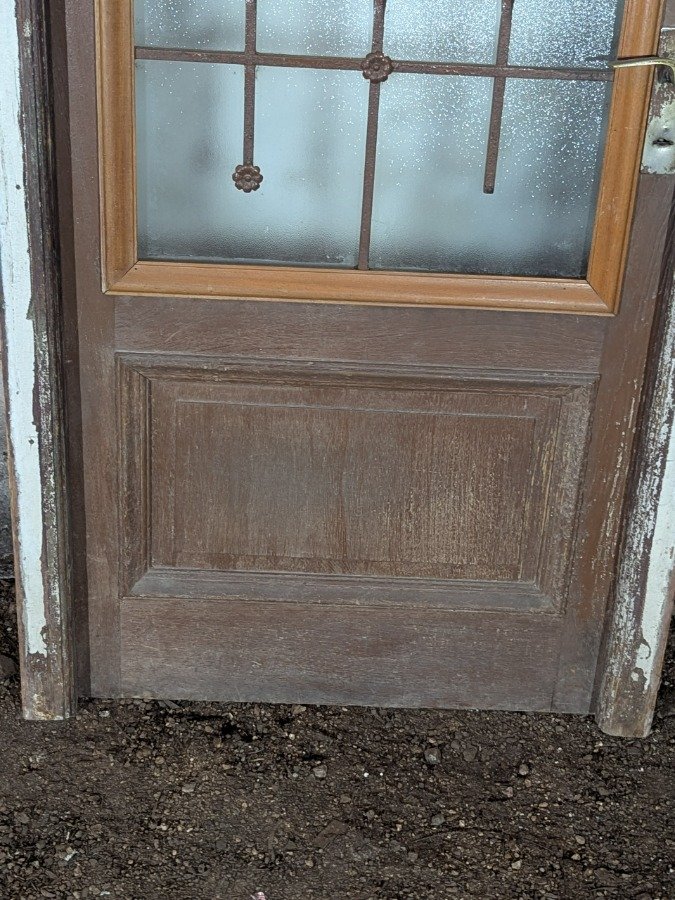 Puerta antigua vidriada en cedro, con reja y marco de pinotea. - imagen 3