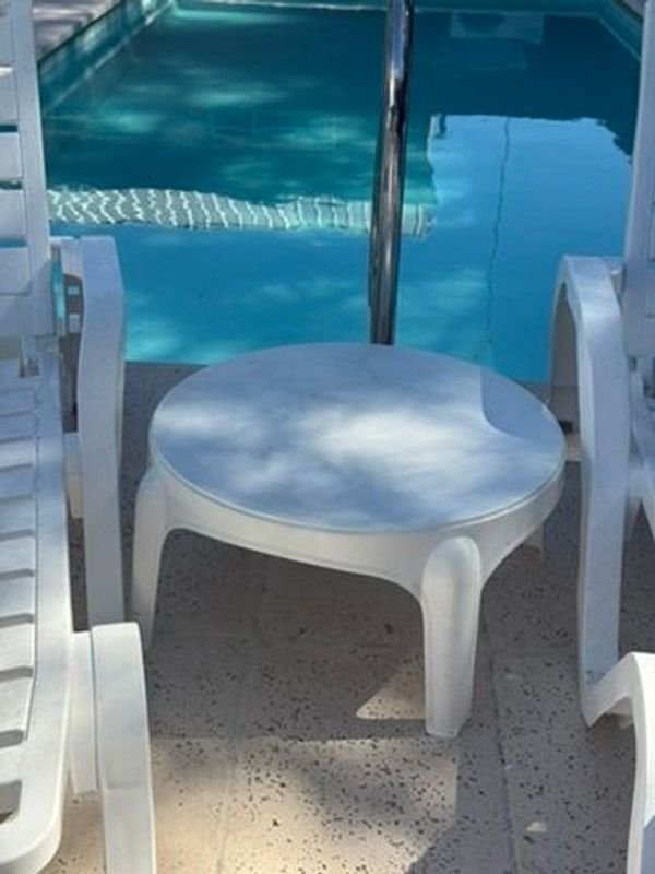 Par de reposeras con mesa lateral en PVC - imagen 4
