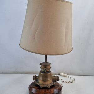 Lote siguiente: Lámpara de Mesa Diseño Único: Base de Medidor de Agua en Bronce y Madera Lustrada