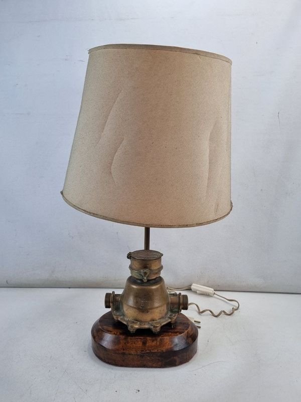 Lámpara de Mesa Diseño Único: Base de Medidor de Agua en Bronce y Madera Lustrada