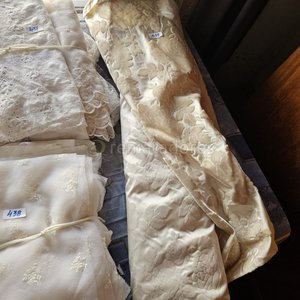 Lote de Telas Finas Blancas y Crema con Diseños Florales - imagen 1