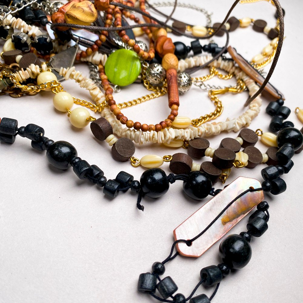 Collares de diferentes estilos y materiales - imagen 5