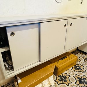 Aéreo Laqueado Bordeaux y Mueble Gris Melamínico con Puertas Corredizas - imagen 3