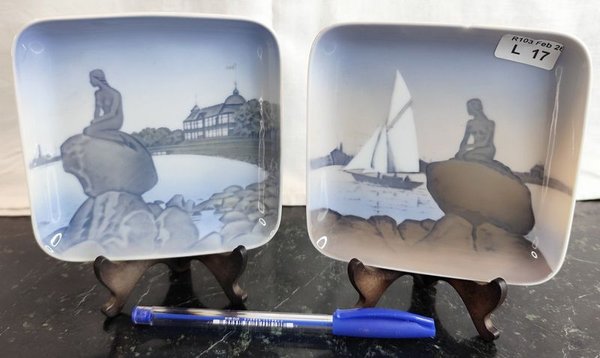 Dos platitos cuadrados de porcelana danesa con la imagen clásica de la Sirenita de Copenhague - imagen 1
