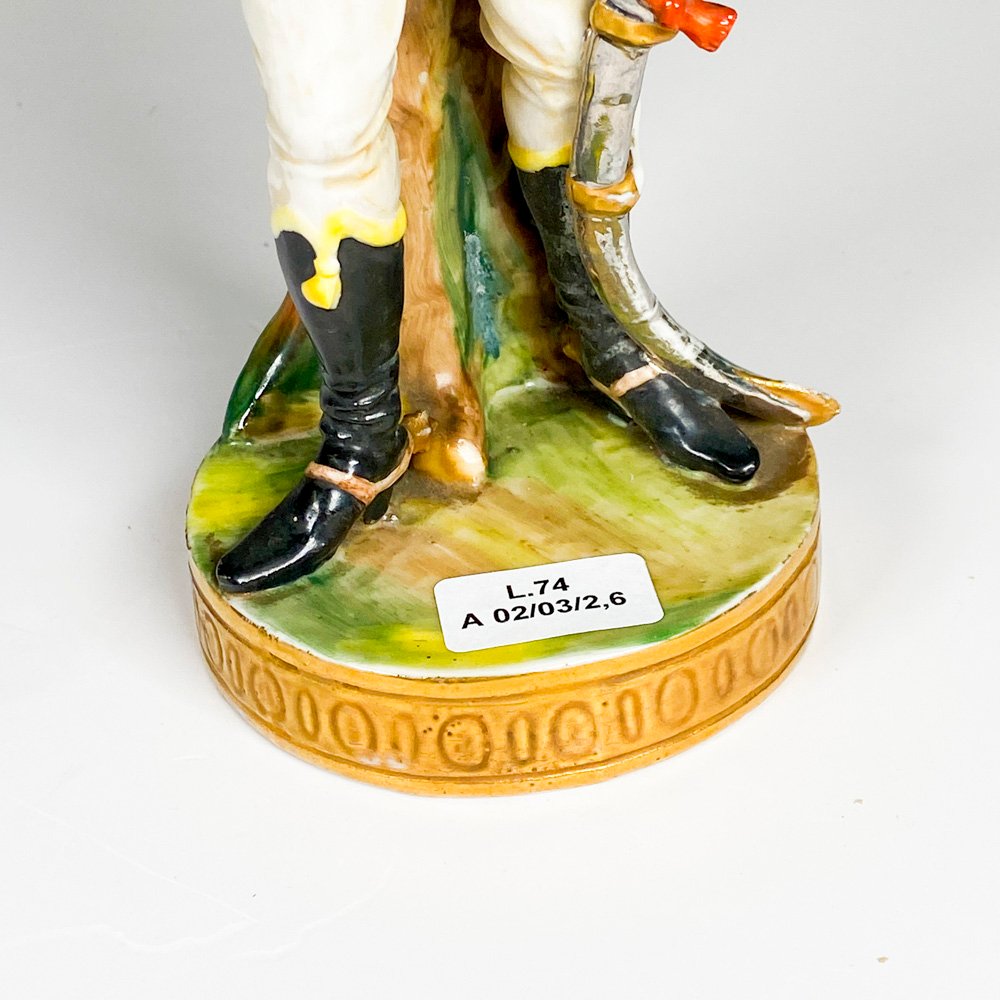 Figura de porcelana con uniforme y espada - imagen 3