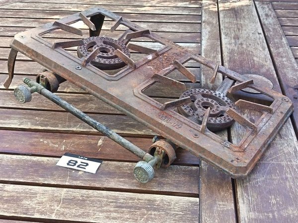 Anafe a gas de dos quemadores, estructura de Metal Con Detalles de Oxidación. Falta una Pata.