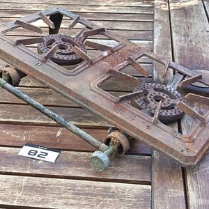 Anafe a gas de dos quemadores, estructura de Metal Con Detalles de Oxidación. Falta una Pata. - imagen 1