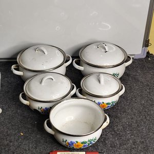 Lote de 5 Ollas Esmaltadas Blancas con Motivo Floral y Tapas - imagen 1