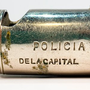 Dos Silbatos Antiguos: Policía de la Capital y Británico de Bronce - imagen 4