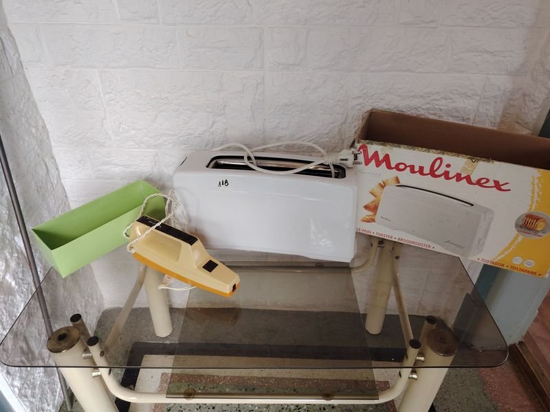 Tostadora Moulinex Blanca y Cuchillo Eléctrico Amarillo