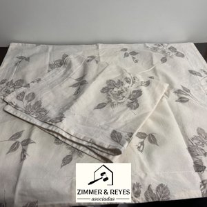 Dos Fundas de Almohadón Estampadas con Flores Grises - imagen 1