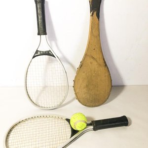 Dos Raquetas de Tenis Antiguas y Paleta de Madera con Pelota - imagen 1