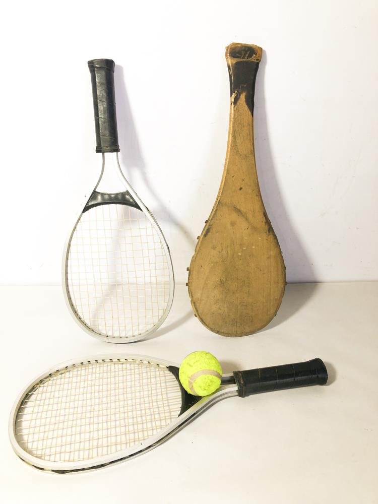 Dos Raquetas de Tenis Antiguas y Paleta de Madera con Pelota