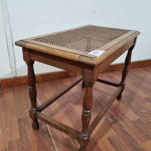 Banquetilla de Descanso Clásica en Madera con Asiento de Esterilla - imagen 3