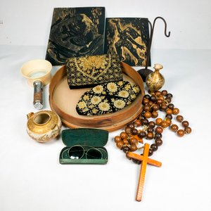 Lote de Carteritas, Floreritos, Placas de Sello, Lentes y Rosario de Madera - imagen 2