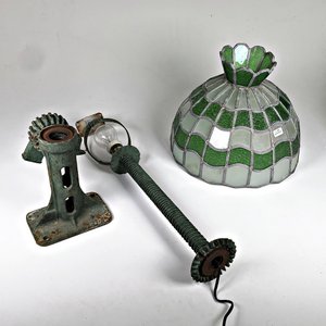 Lámpara de Hierro Artesanal Estilo Vitraux con Pantalla de Vidrio Verde y Blanco - imagen 2