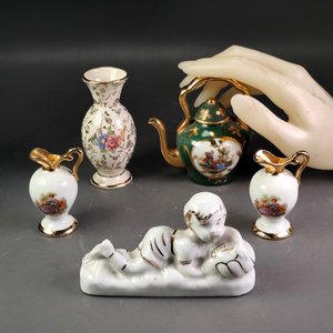 Lote de 5 Piezas de Porcelana Fina: Jarritas Limoges, Florerito Alemán, Calderita y Figura Schmidt - imagen 3
