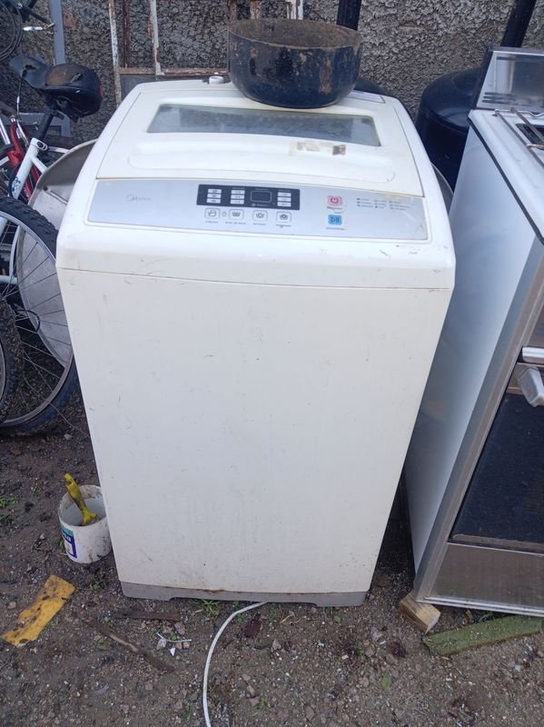 Lavarropas Midea Blanco en Funcionamiento