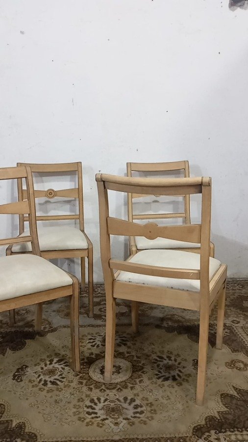 Sillas de comedor de madera clara con acabados decorativos - imagen 5