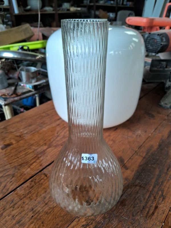Vaso de vidrio tulipán con textura ribbada y etiqueta numerada - imagen 5