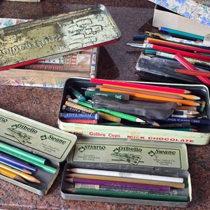 Conjunto Variado de Papelería Antigua: Calendario, Lápices de Colores, Reloj Despertador y Más - imagen 5