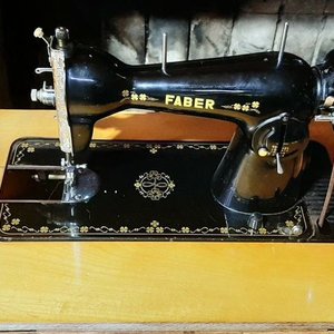 Máquina de Coser Faber Antigua con Mueble para Restaurar y Costurero Verde - imagen 3