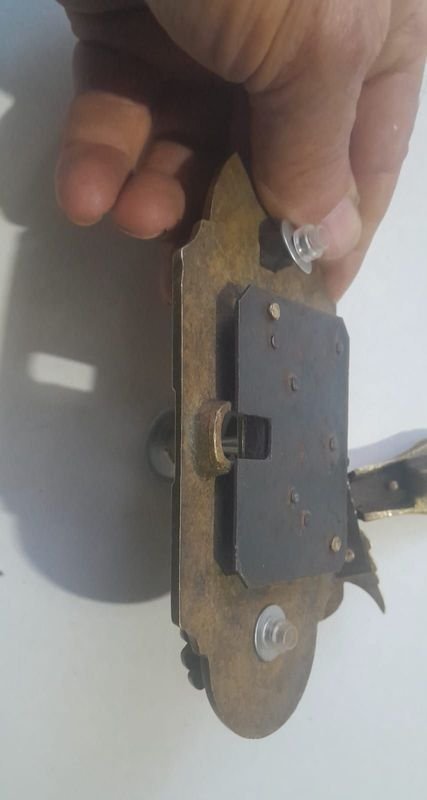 Antigua Cerradura en Bronce con figuras Mitológicas y llave - imagen 6
