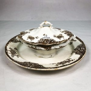 Lote siguiente: Plato Centro y Salsera con Tapa de Porcelana Inglesa Royal Marlborough