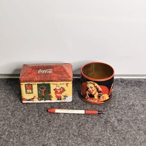 Lote siguiente: Dos Latas Metálicas Coca-Cola Vintage con Diseño Navideño