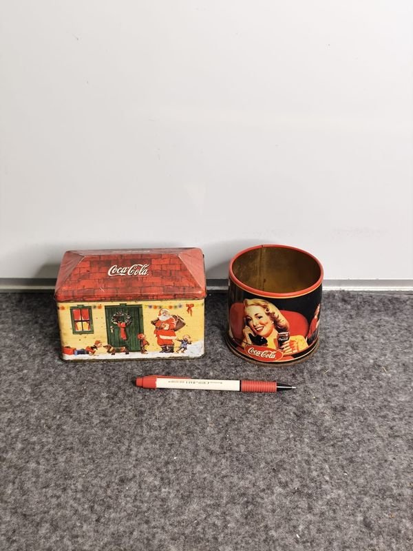 Dos Latas Metálicas Coca-Cola Vintage con Diseño Navideño