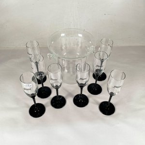 Set de 8 Copas de Champagne y Hielera de Vidrio con Base Negra y Monograma - imagen 2