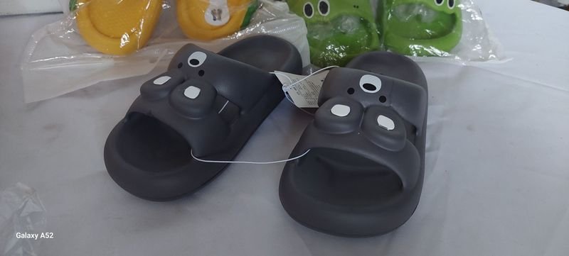 Zapatillas negras y juguetes para niños - imagen 2