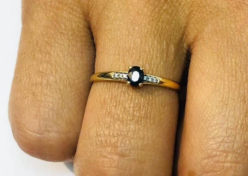 Anillo y caravanas de oro 18k con brillantes y zafiro azul - imagen 2