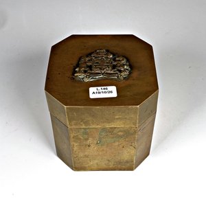 Caja de té octogonal en bronce con tapa decorada con escudo - imagen 2
