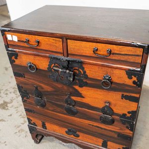 Mueble Oriental con Puerta Abatible, Dos Cajones y Herrajes Metálicos - imagen 3