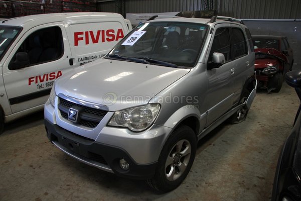 Camioneta SUV Plateada con Detalles de Chapa - imagen 1
