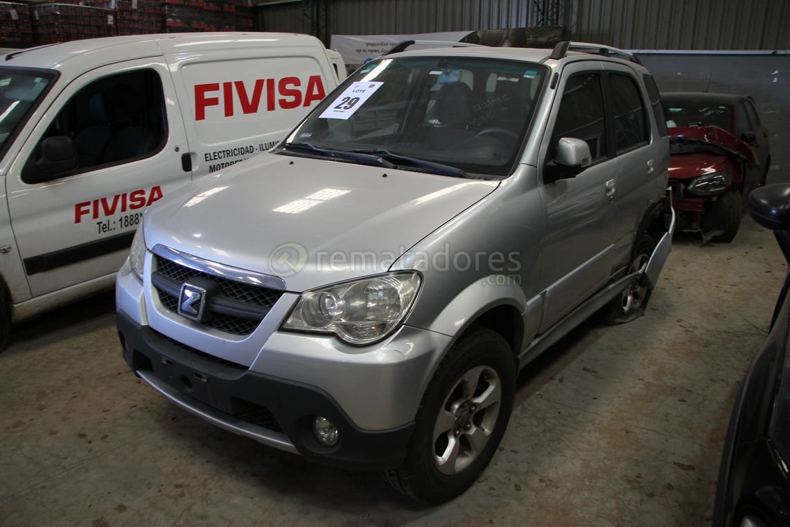 Camioneta SUV Plateada con Detalles de Chapa