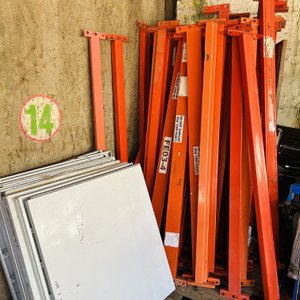 Lote #040 – Cincuenta parantes mas quince estantes - imagen 1