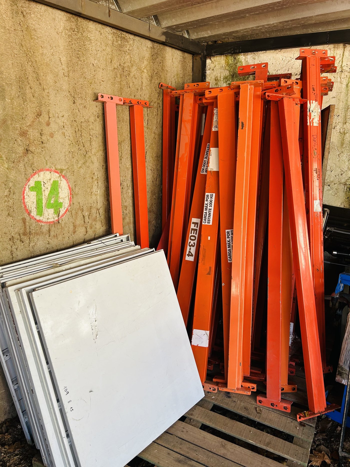 Lote #040 – Cincuenta parantes mas quince estantes