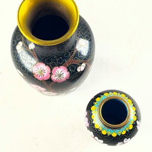 Dos Floreros Chinos Bronce Cloisonné Negros Florales - imagen 2