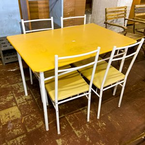 Lote siguiente: Juego de Comedor Amarillo con Sillas Metálicas