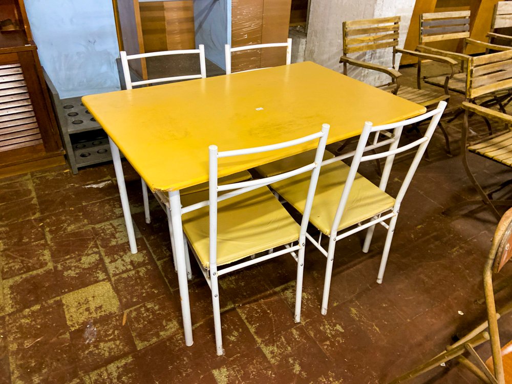 Juego de Comedor Amarillo con Sillas Metálicas