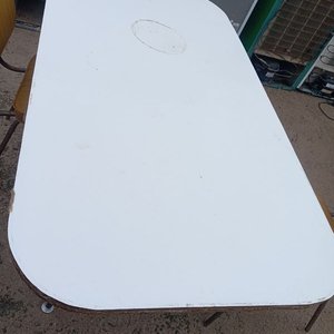 Lote anterior: Mesa Blanca Rectangular con Patas Metálicas