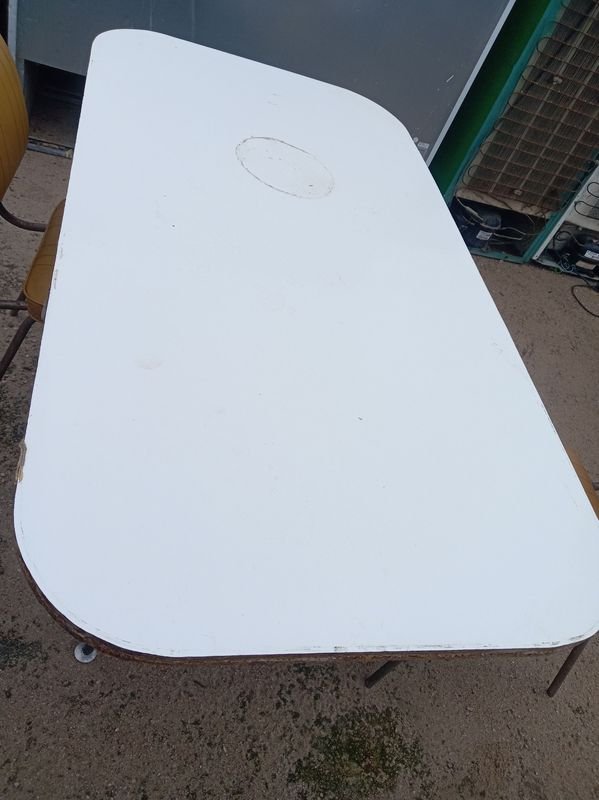 Mesa Blanca Rectangular con Patas Metálicas