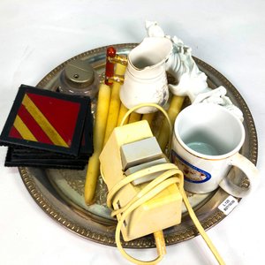 Lote de Bandejas Metálicas, Tazas de Porcelana y Adornos Vintage - imagen 2