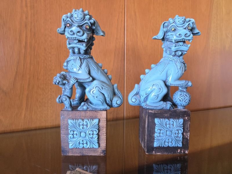 Estatua de perros en resina con ojos brillosos - imagen 2