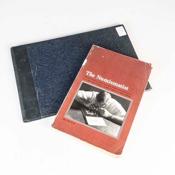 2 Libros de Numismática: The Numismatist y Catálogo